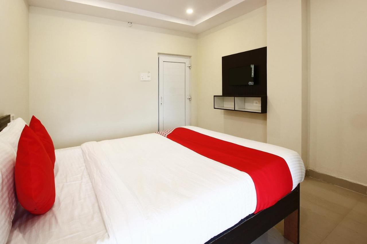 Hotel Oyo Sri Vinayaka Grand à Shamshabad Extérieur photo