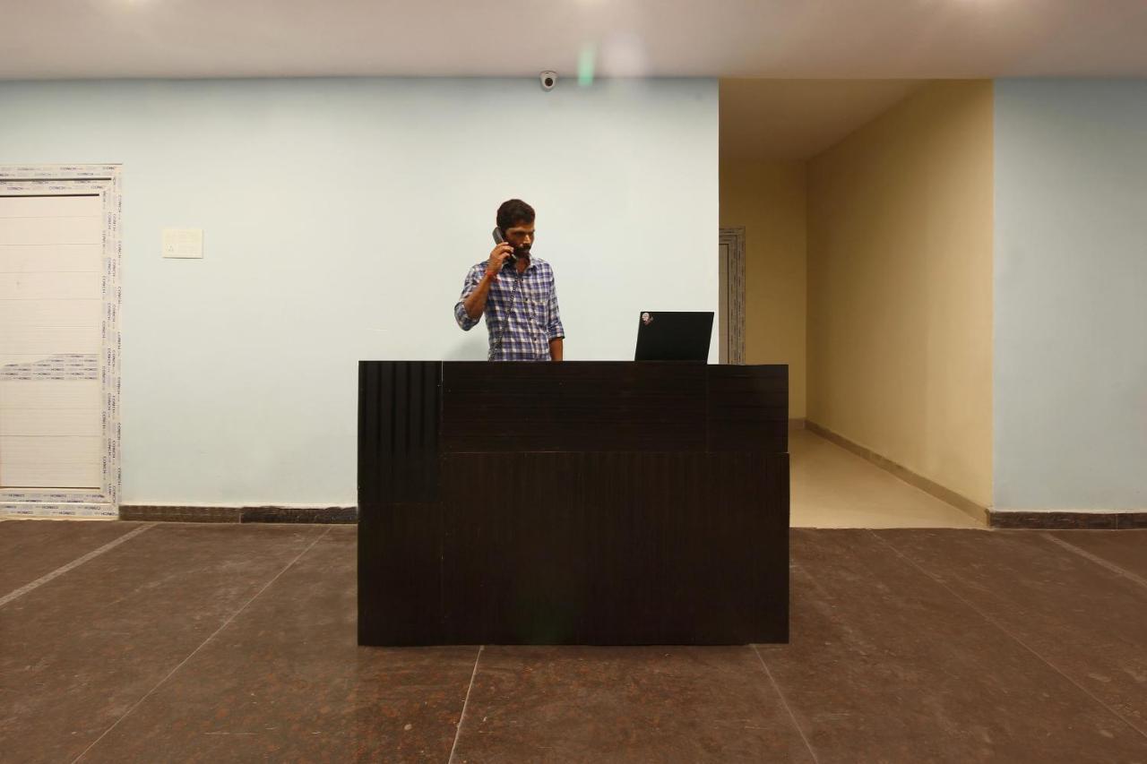 Hotel Oyo Sri Vinayaka Grand à Shamshabad Extérieur photo
