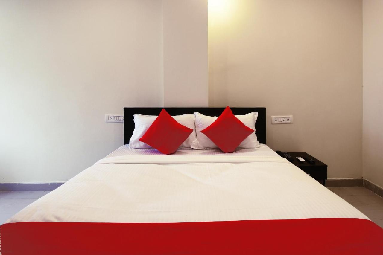 Hotel Oyo Sri Vinayaka Grand à Shamshabad Extérieur photo