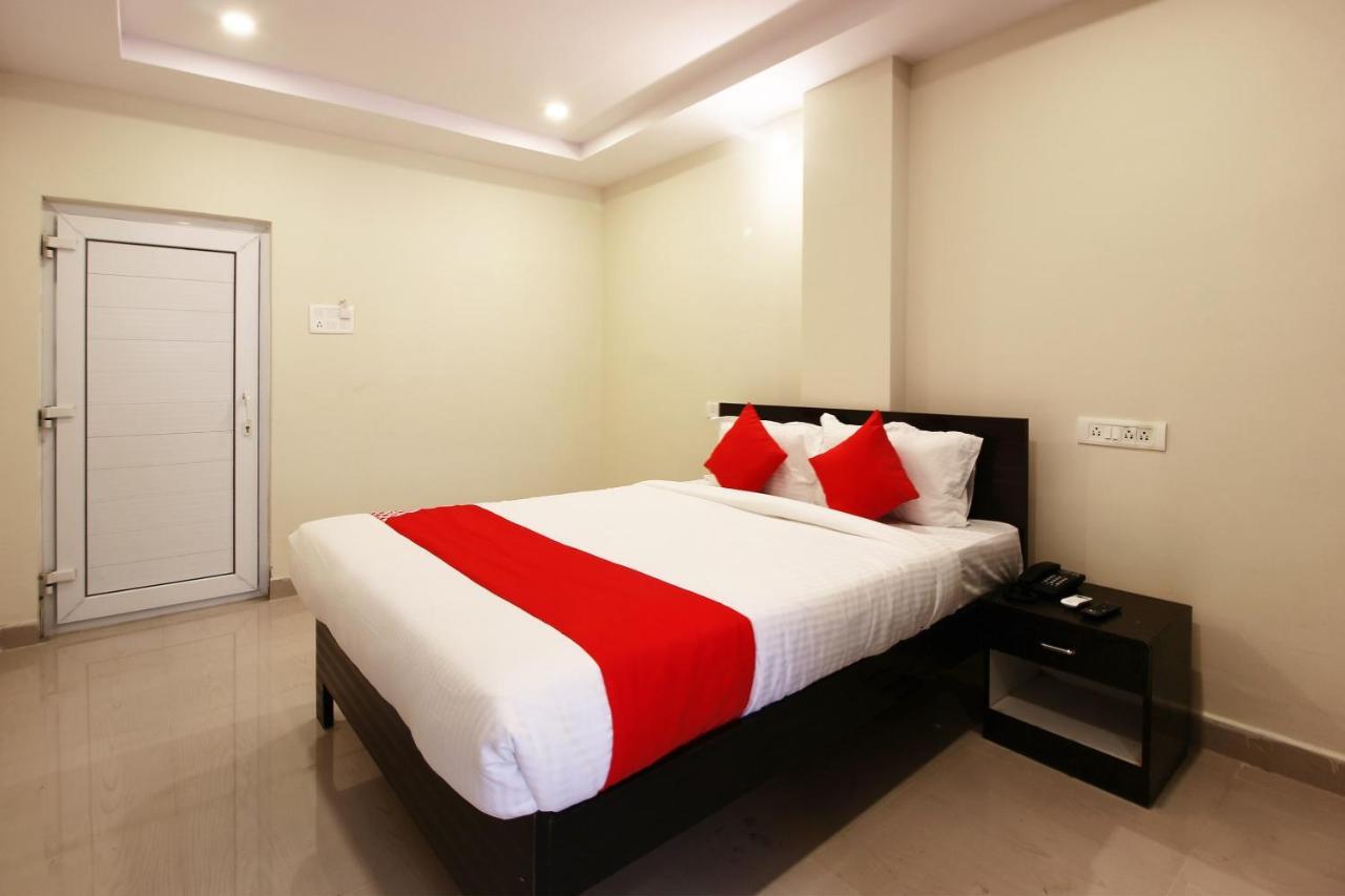 Hotel Oyo Sri Vinayaka Grand à Shamshabad Extérieur photo