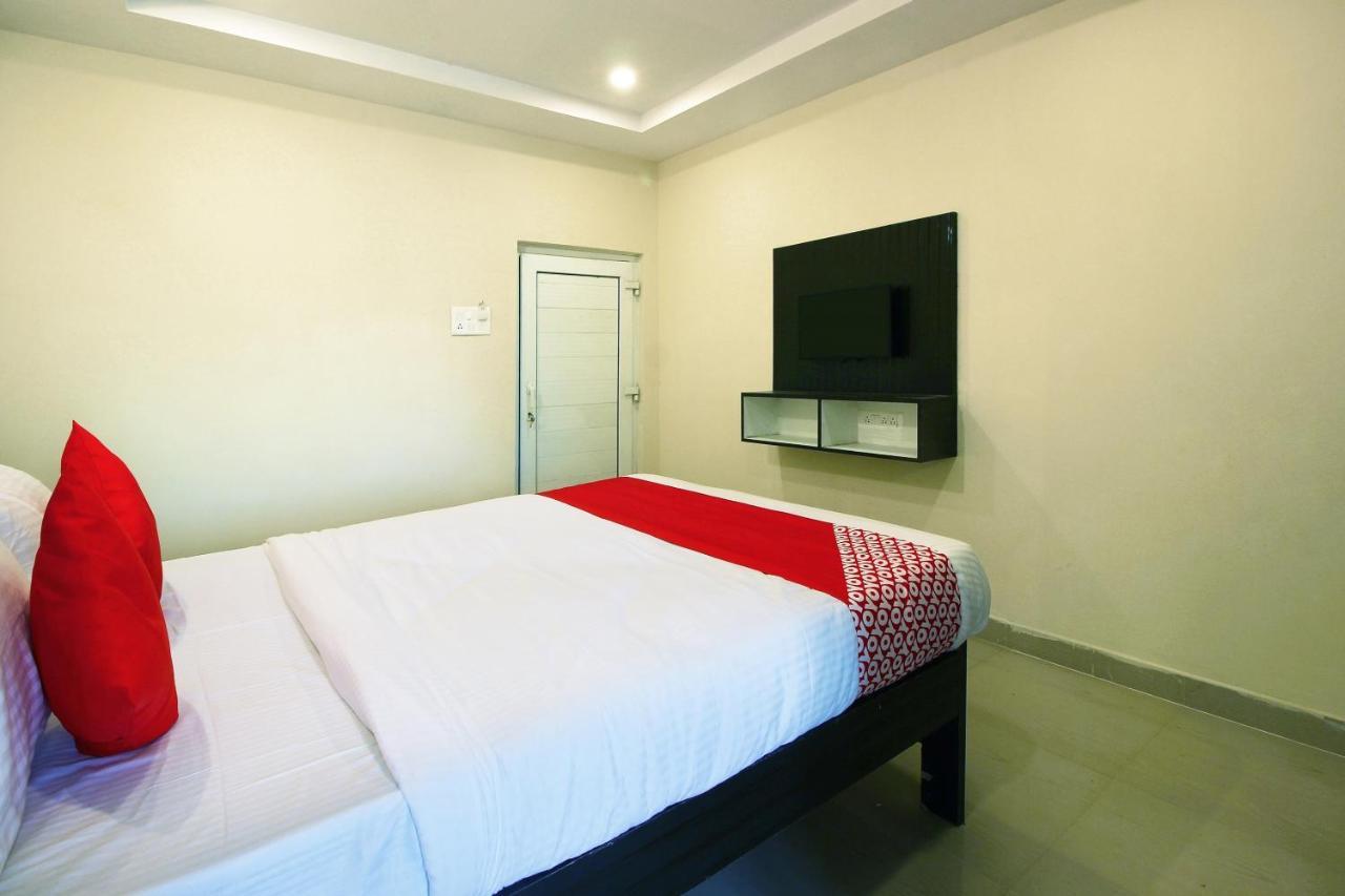 Hotel Oyo Sri Vinayaka Grand à Shamshabad Extérieur photo