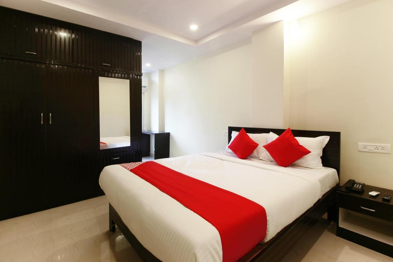 Hotel Oyo Sri Vinayaka Grand à Shamshabad Extérieur photo