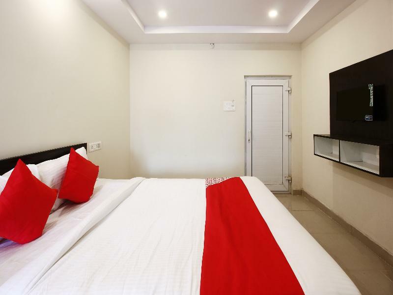 Hotel Oyo Sri Vinayaka Grand à Shamshabad Extérieur photo